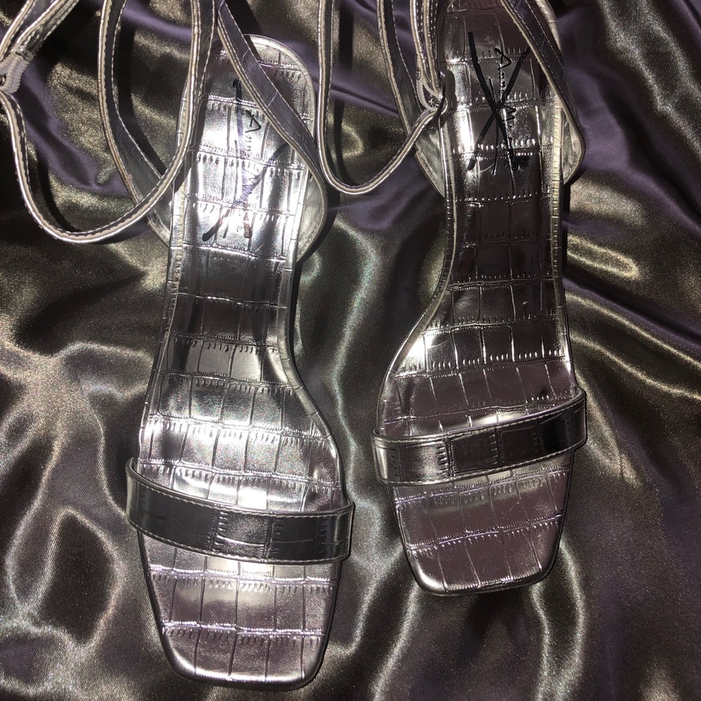 Sliver heels 🤍